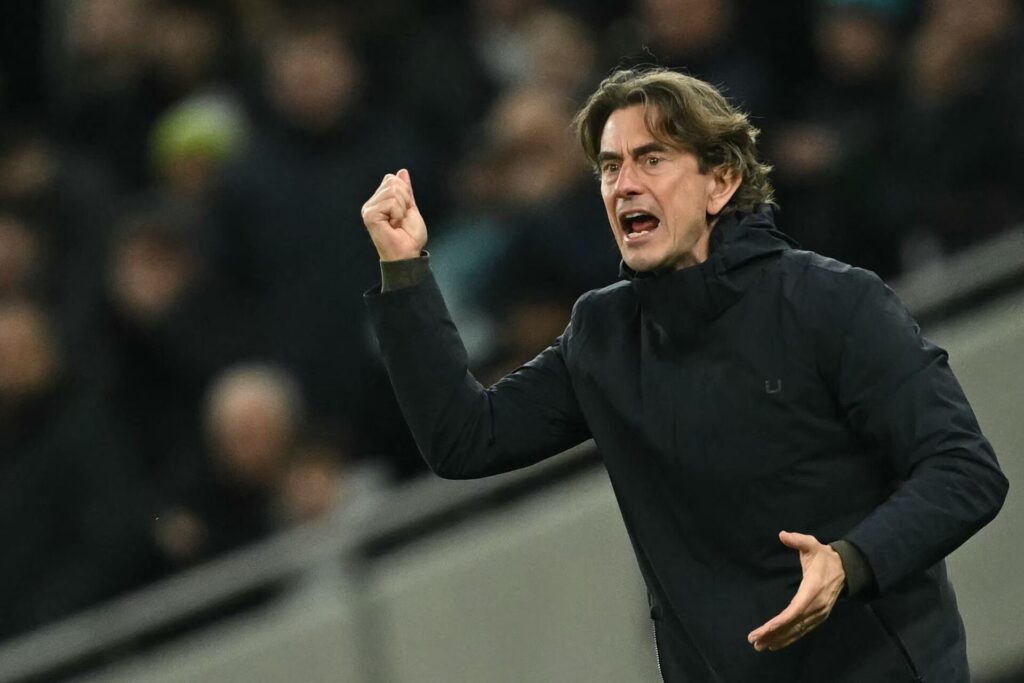 Thomas Frank råber på sidelinjen.