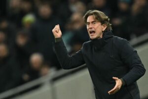 Thomas Frank råber på sidelinjen.