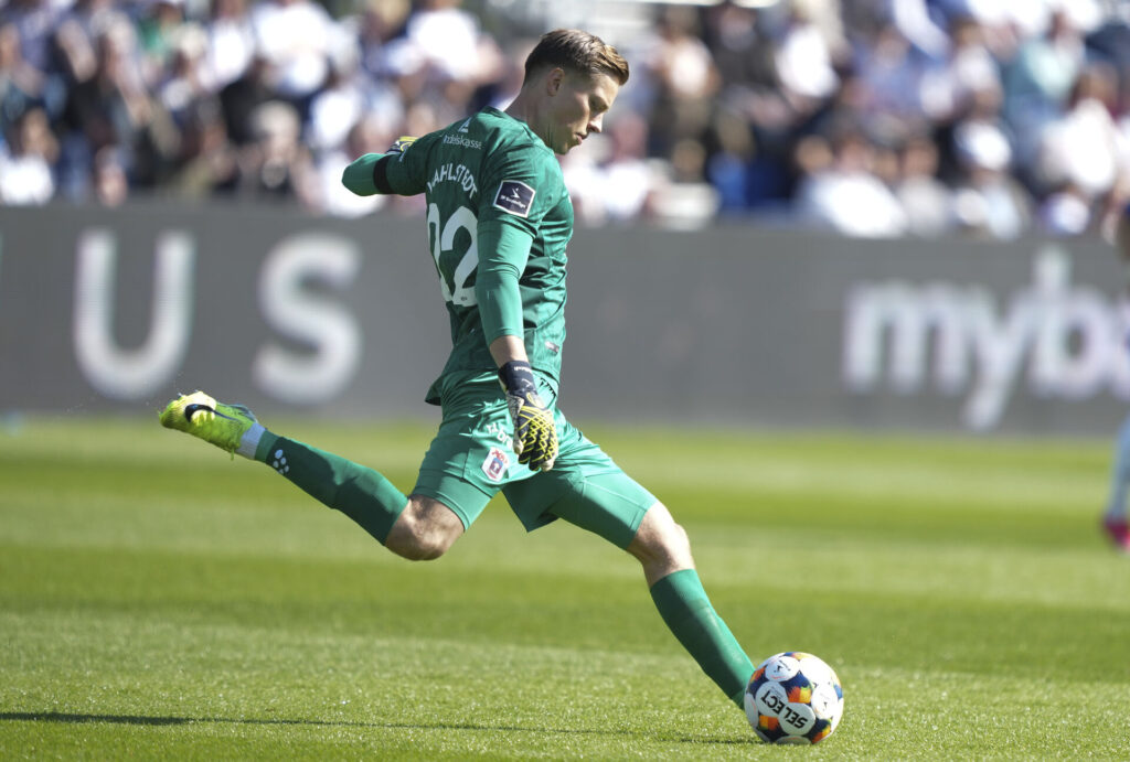 Leopold Wahlstedt skal til at sparke til bolden