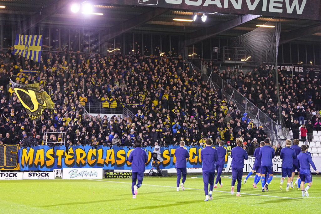 Brøndby-spillerne der kommer ud til opvarmning foran egne fans.