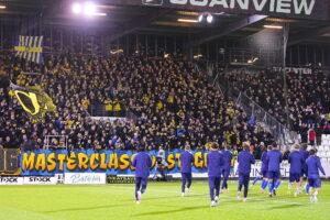 Brøndby-spillerne der kommer ud til opvarmning foran egne fans.