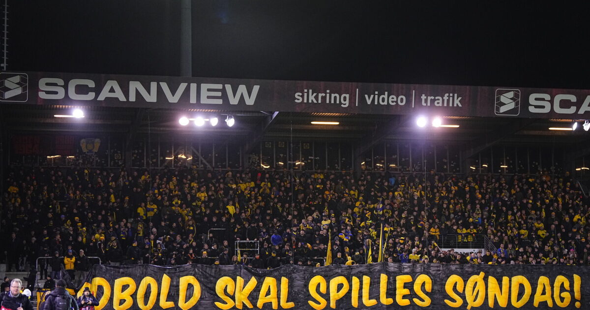 Gult banner, klar besked: Brøndbyfans med nyt budskab Foto: Bo Amstrup/Ritzau Scanpix