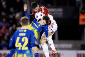 Jacob Ambæk i en duel mod Vejle