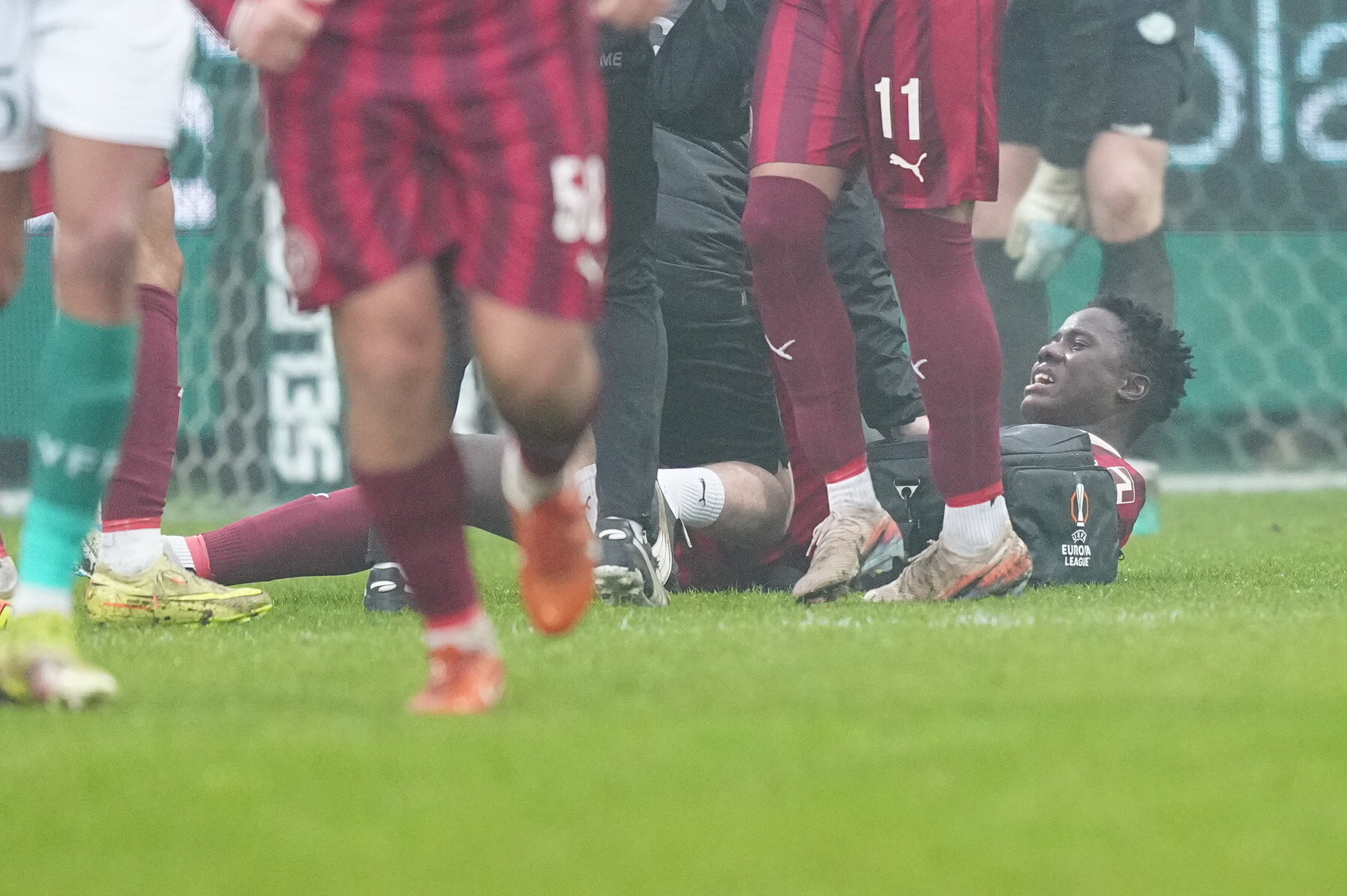 Nej, nej, nej: Grådkvalt FCM-stjerne udgår i stor smerte! foto