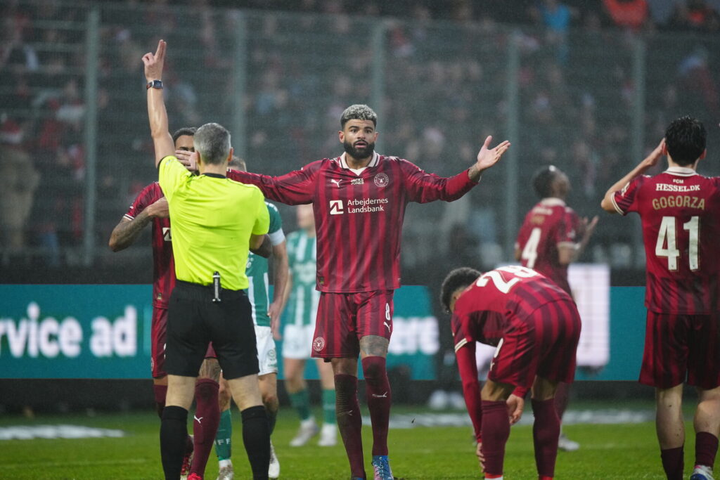 Philip Billing slår ud med armene under en kamp for FC Midtjylland