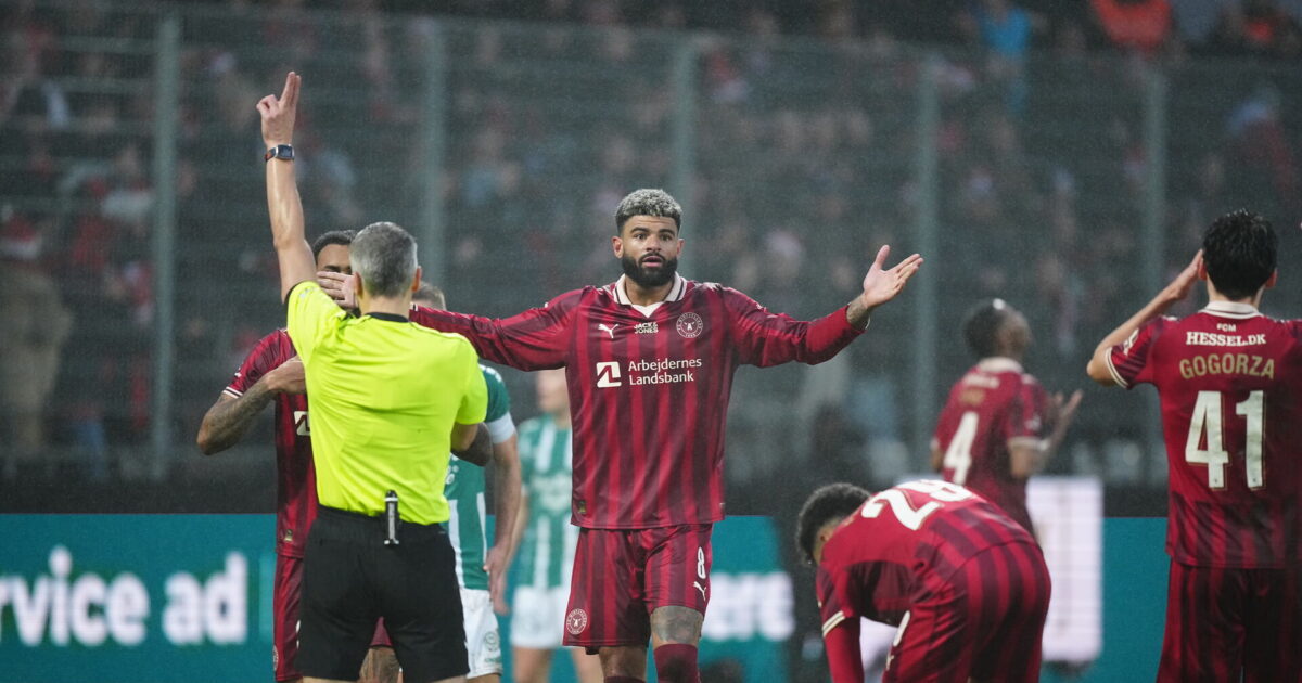 Utilfreds Billing: Keeperen går ikke efter bolden Foto: Henning Bagger/Ritzau Scanpix