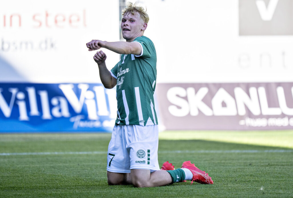 Jakob Vester. fejrer et mål for Viborg FF.