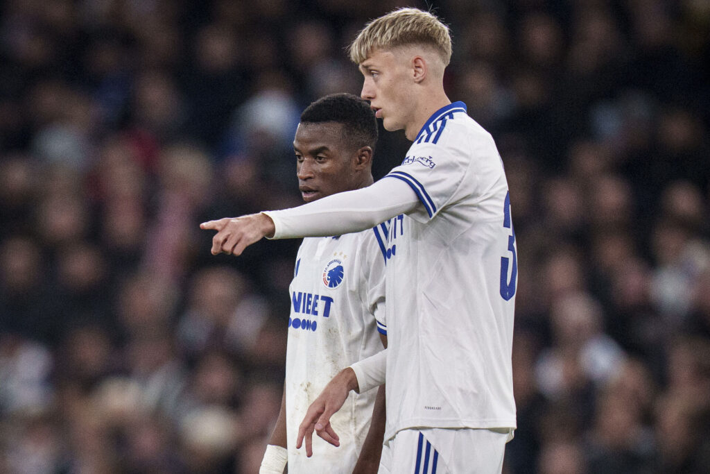 Dadason peger ved siden af Moukoko