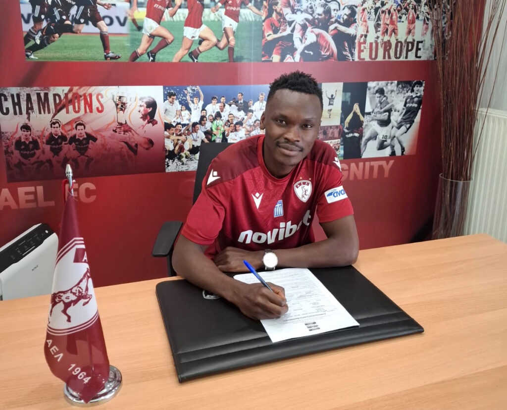 Pione Sisto skriver under på sin kontrakt med AE Larisa