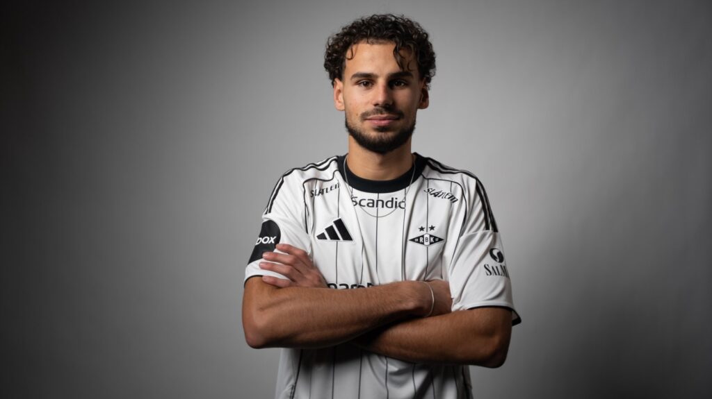 Amin Chiakha med armene over kors i en Rosenborg-trøje.