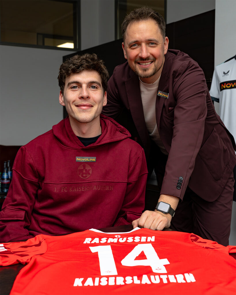 Rasmussen underskriver kontrakt