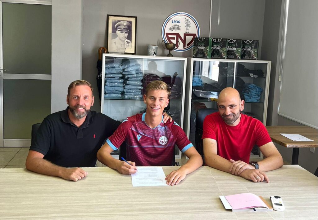 Jonas Goldschadt skriver under på en aftale med EN Paralimni FC