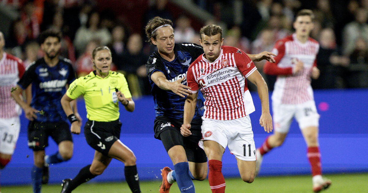 Se tallene: Det får divisions-klubberne i tv-penge AaBs Kornelius Normann med HB Køges Rasmus Brodersen og dommer Nanna Andersen i hælene under 1. divisionskampen mellem AaB og HB Køge på Aalborg Portland Park i Aalborg torsdag den 2. oktober 2025.