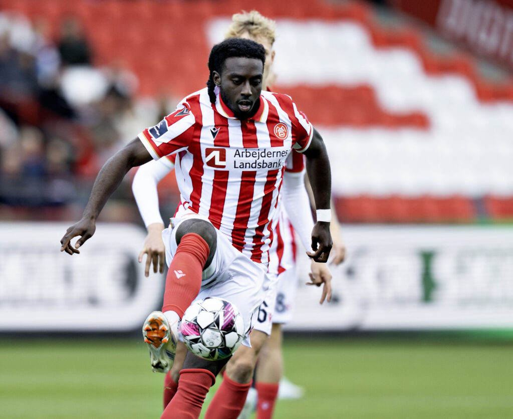 Adedeji tæmmer en bold i kamp for AaB