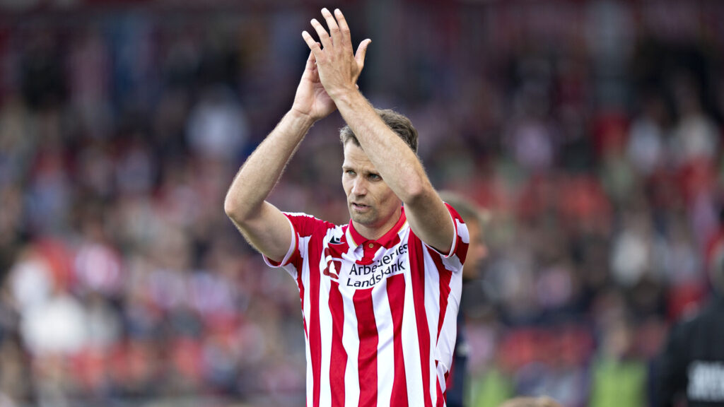 Nicklas Helenius klapper ud til AaB's tilskuere.