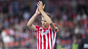 Nicklas Helenius klapper ud til AaB's tilskuere.