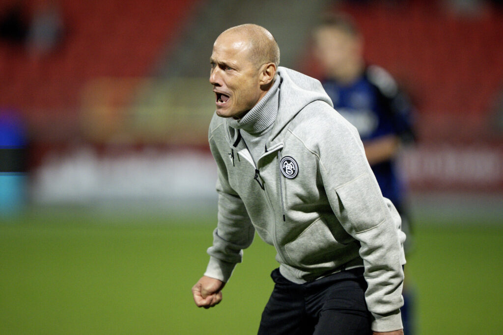 Steffen Højer under en af AaB's kampe.