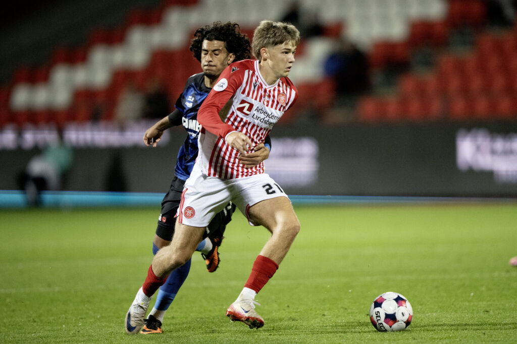 Mads Bomholt på bolden under en kamp mod HB Køge.