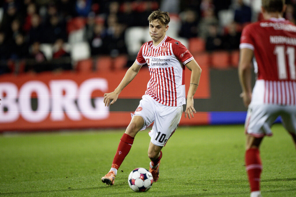 Oliver Ross med bolden ved fødderne