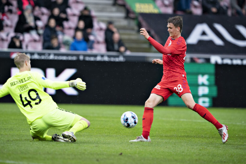 Ammitzbøll lobber bolden på Løssl