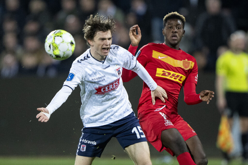 Magnus Knudsen i kamp for AGF mod FC Nordsjælland.