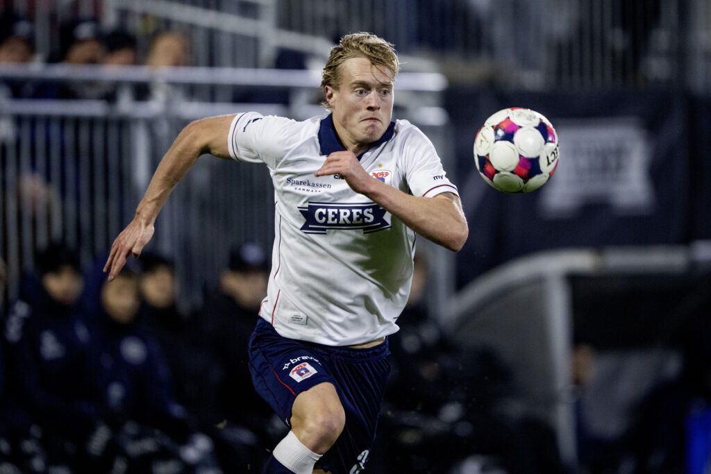 Tobias Bech jagter bolden.