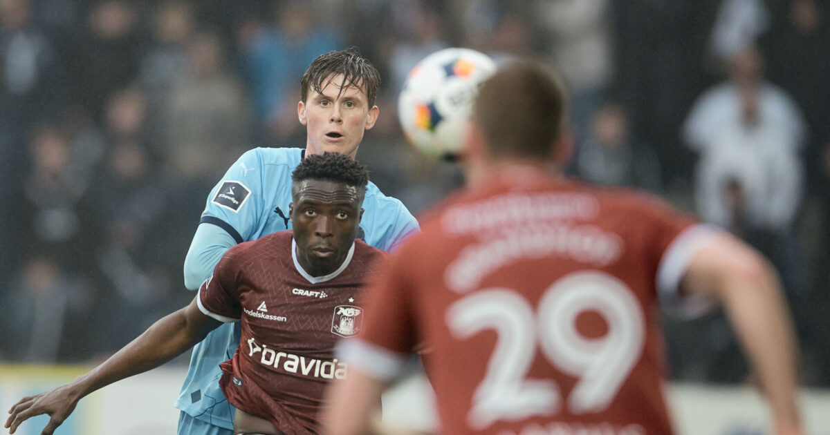 Uforløst AGF-angriber nærmer sig skifte Youssouph Badji i aktion for AGF mod Ramders FC. Foto: Mikkel Berg Pedersen/Ritzau Scanpix