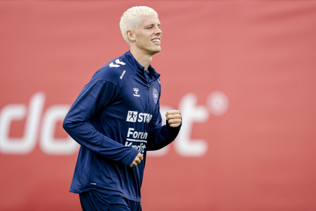 Albert Grønbæk træner med det danske landshold.