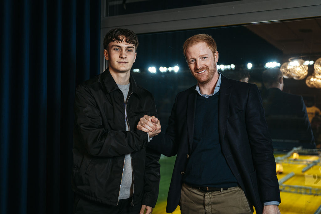 Jacob Ambæk trykker hånd med Benjamin Schnmedes