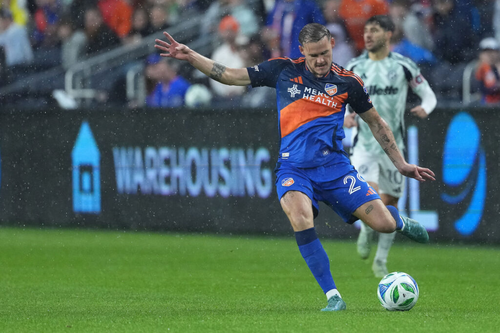 Lukas Engel sparker til bolden