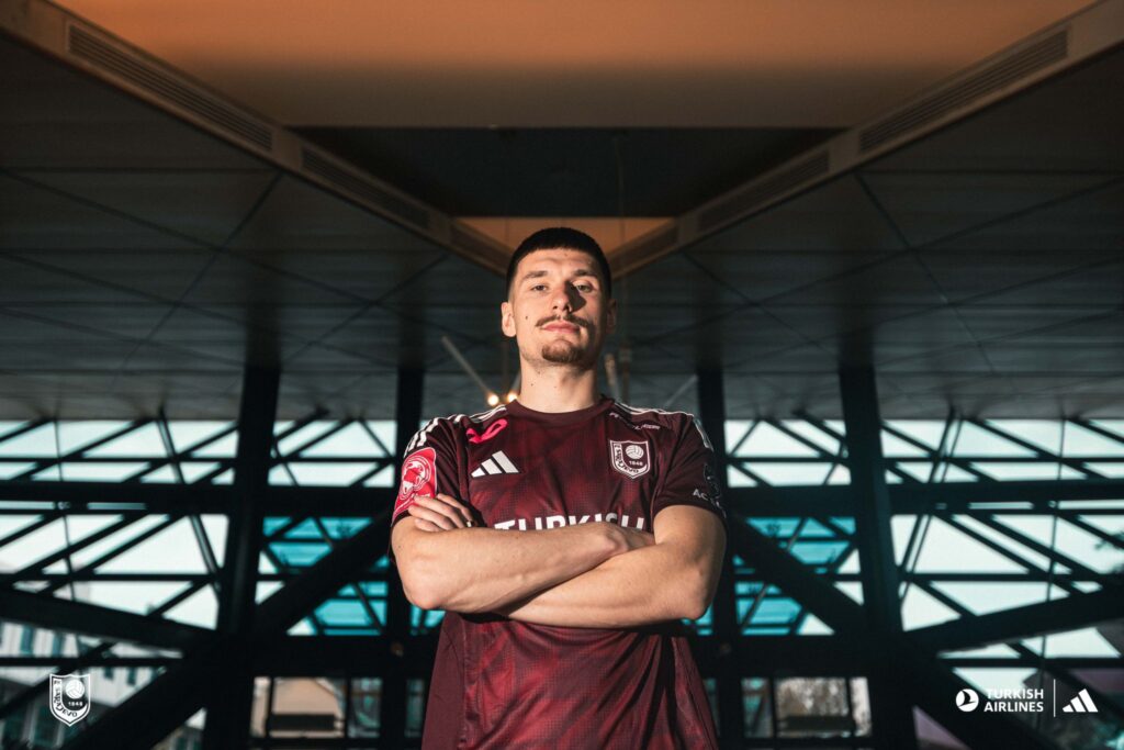 Hujbers i sin nye klubtrøje