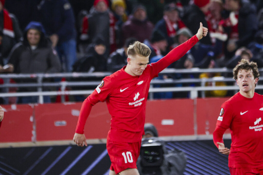 Emil Kornvig giver en thumbs up på Brann Stadion.