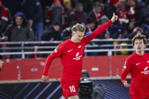 Emil Kornvig giver en thumbs up på Brann Stadion.