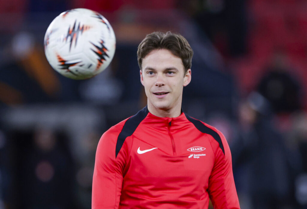 Myhre kigger på bolden