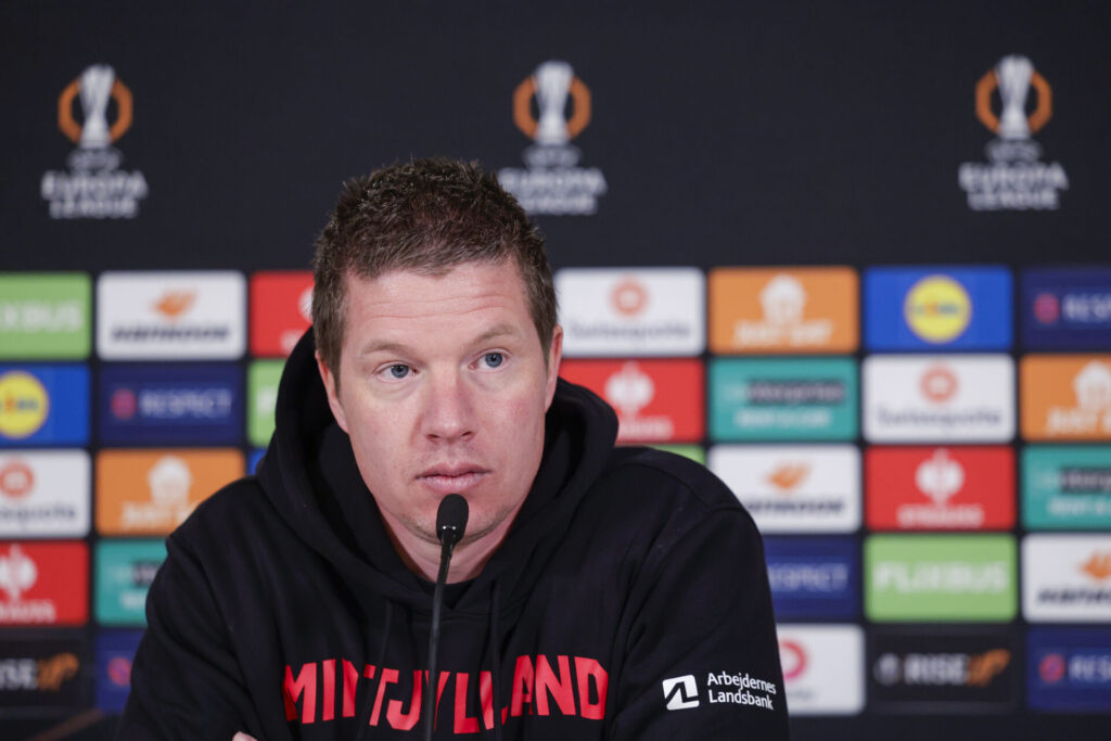 Mike Tullberg under pressemødet forud for Europa League.