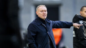 Steve Cooper peger til venstre i en kamp mod FC København