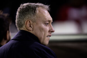 Steve Cooper bliver fotograferet bagfra