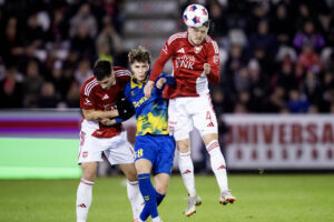 Jacob Ambæk i en duel under Brøndby IF's kamp mod Vejle Boldklub.