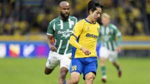 Brøndbys Kotaro Uchino i aktion for Brøndby.