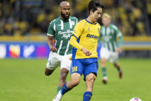 Kotaro Uchino bliver jagtet af en Viborg-spiller