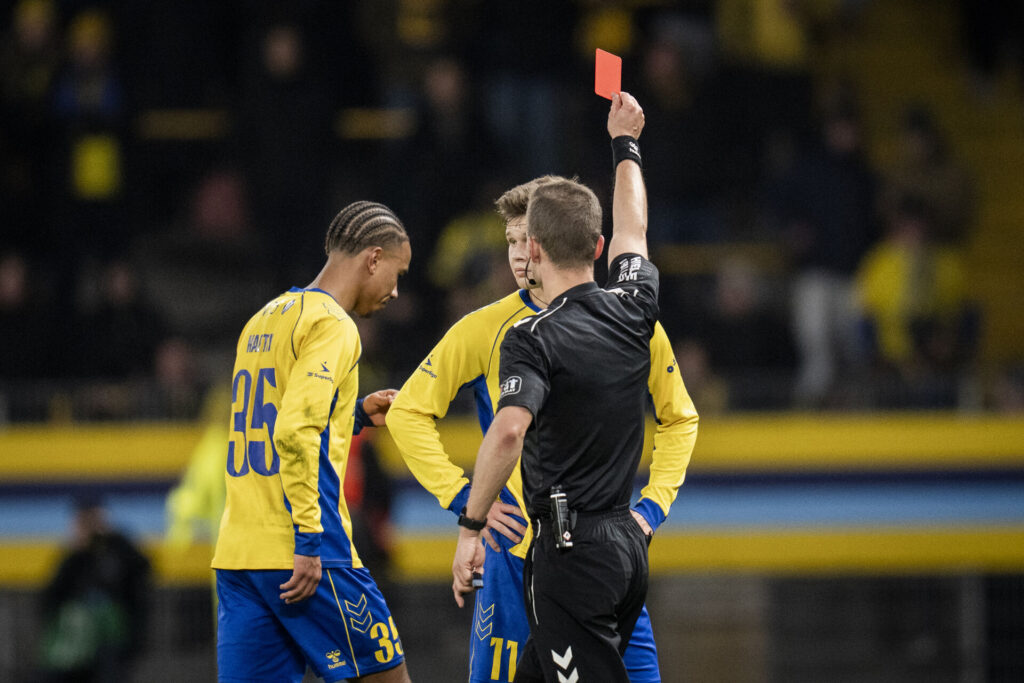 Noah Nartey får et direkte rødt kort under kampen mellem Brøndby og Fredericia.