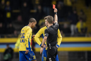 Noah Nartey får et direkte rødt kort under kampen mellem Brøndby og Fredericia.