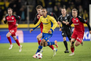 Noah Nartey på bolden for Brøndby.