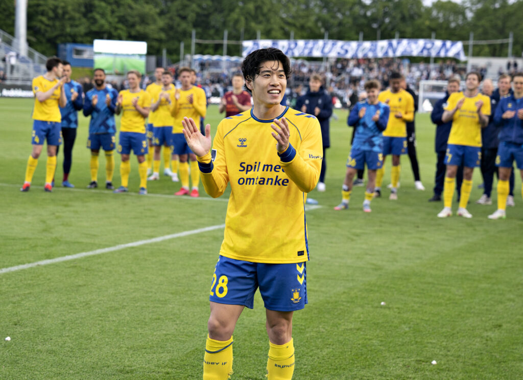 Suzuki klapper med Brøndbys spillere i baggrunden