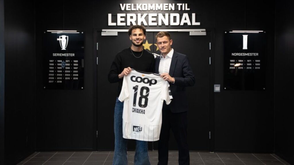 Amin Chiakha viser sin Rosenborg-trøje frem.