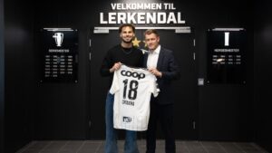 Amin Chiakha viser sin Rosenborg-trøje frem.