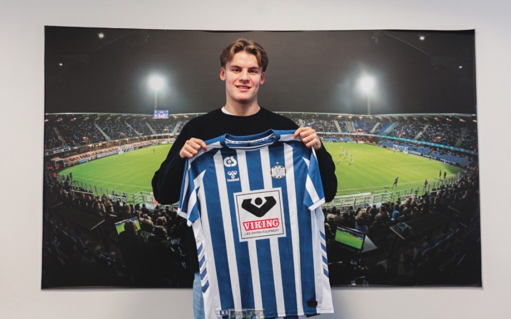 Anders Sønderskov med en Esbjerg-trøje.