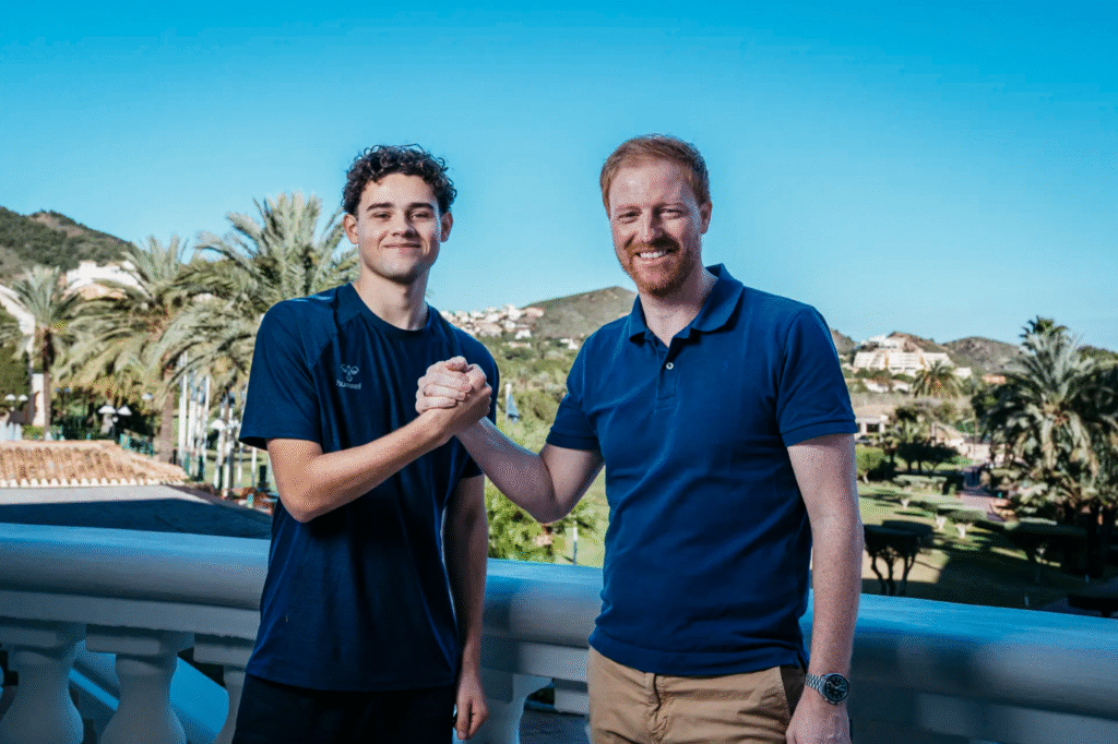 André Escobar og Benjamin Schmedes giver hinanden hånden