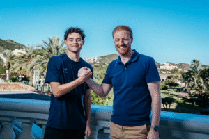 André Escobar og Benjamin Schmedes giver hinanden hånden