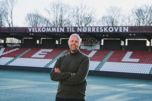 Claus Nørgaard med armene over kors på Vejle Stadion, hvor han har første dag som cheftræner for Vejle Boldklub.